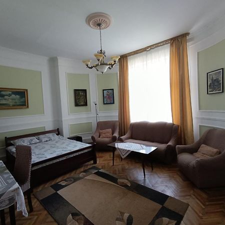 Старовинні Апартаменти У Центрі Міста Uzhhorod Exterior foto