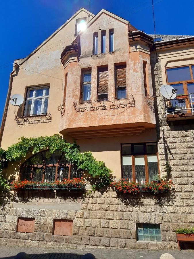 Старовинні Апартаменти У Центрі Міста Uzhhorod Exterior foto