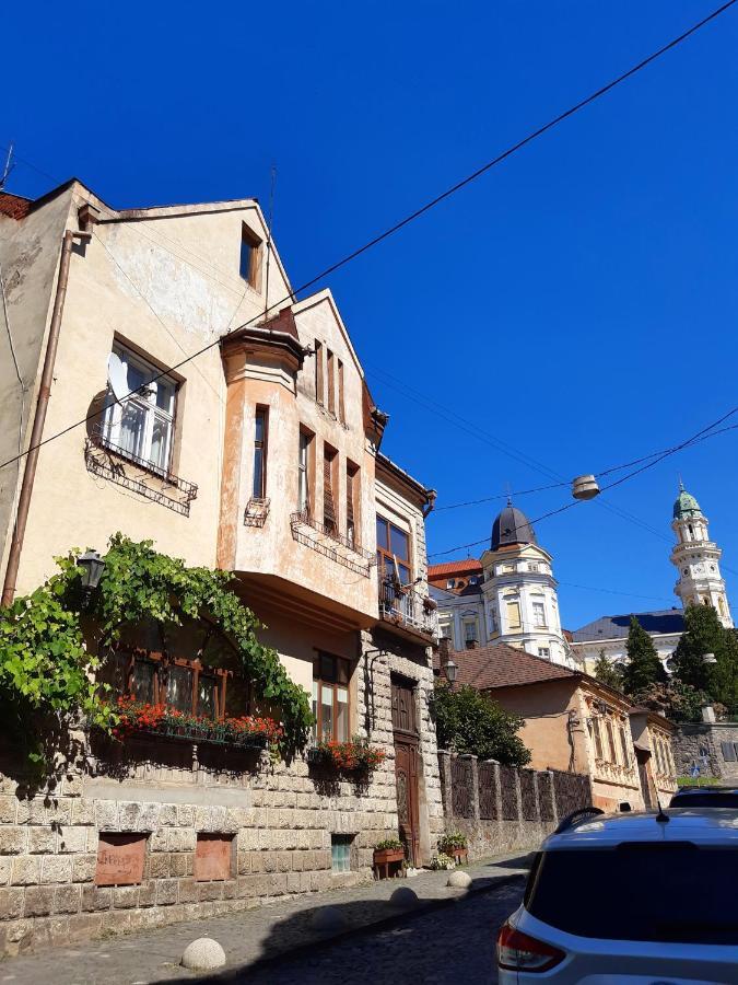 Старовинні Апартаменти У Центрі Міста Uzhhorod Exterior foto