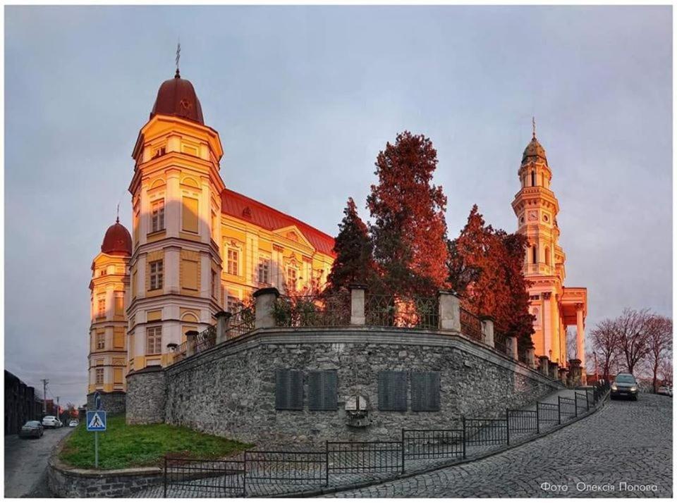 Старовинні Апартаменти У Центрі Міста Uzhhorod Exterior foto