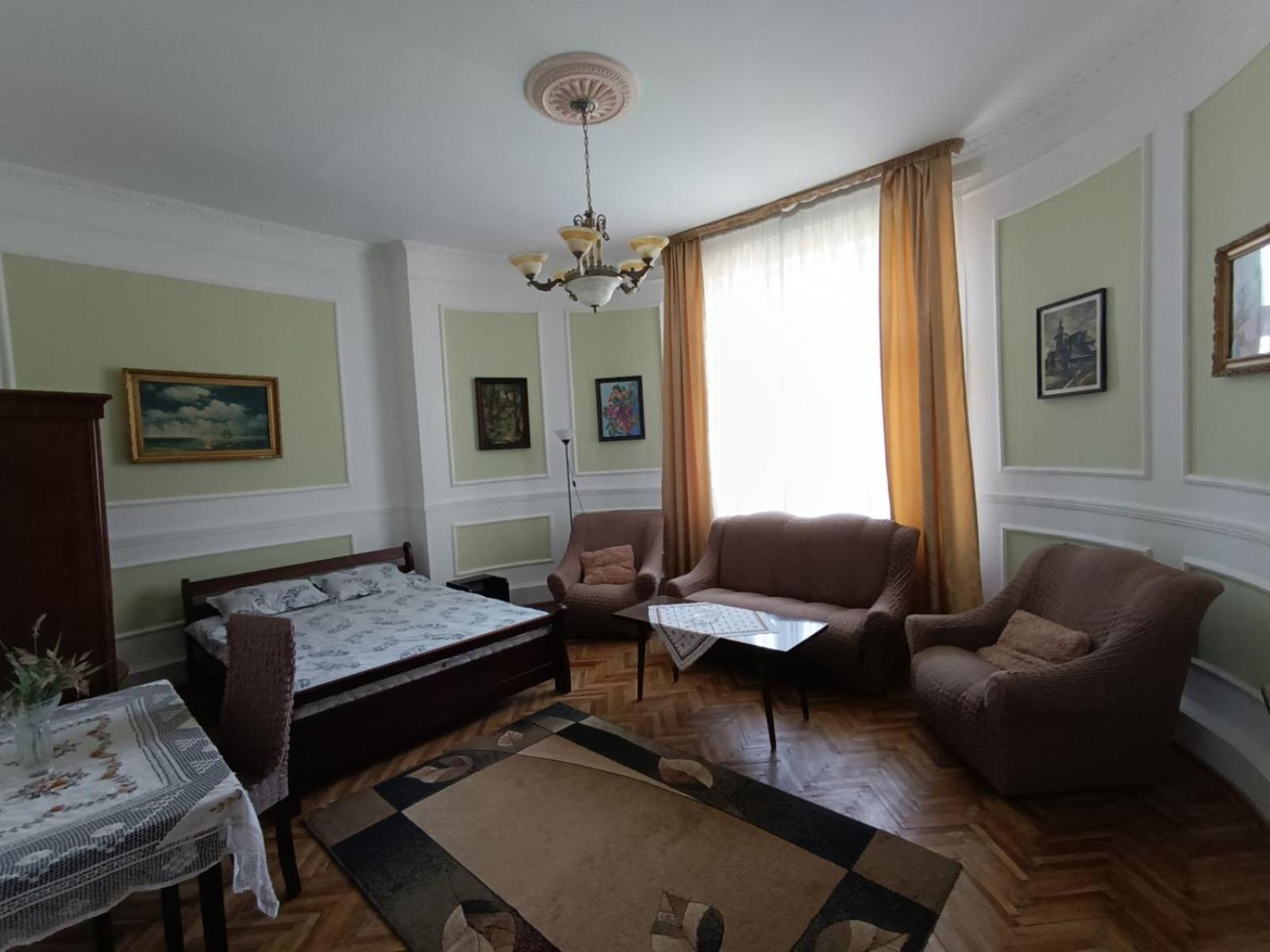 Старовинні Апартаменти У Центрі Міста Uzhhorod Exterior foto
